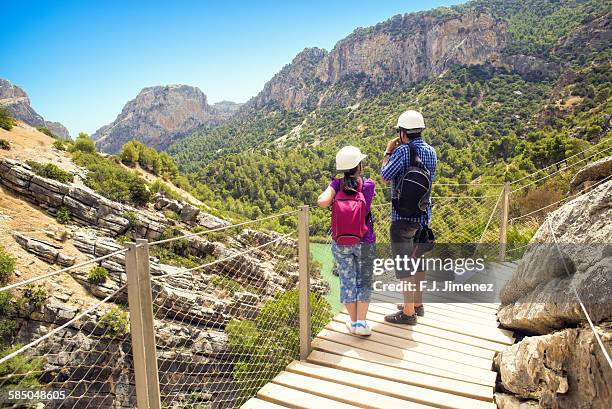 couple looking at the landscape - caminito del rey fotografías e imágenes de stock