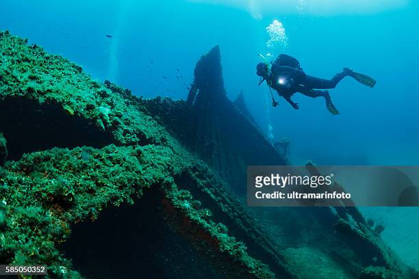 wracktauchen über einem schiffswrack scuba diver sicht - shipwreck stock-fotos und bilder