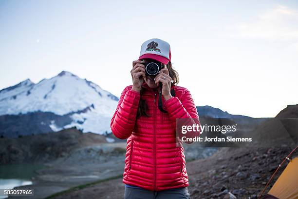 backpacking in the cascade mountains - red baseball hat stock pictures, royalty-free photos & images