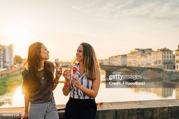 アイスクリームを食べながら若い友人の肖像画 - italian summer ストックフォトと画像