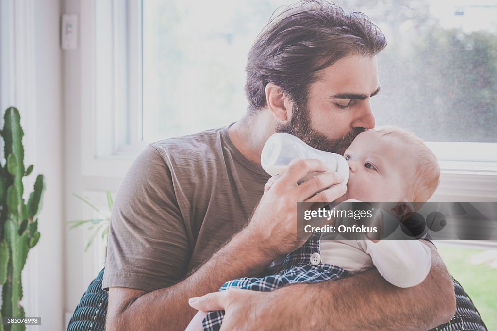 Moderne Papa Fütterung seiner Baby Boy mit Milchflasche