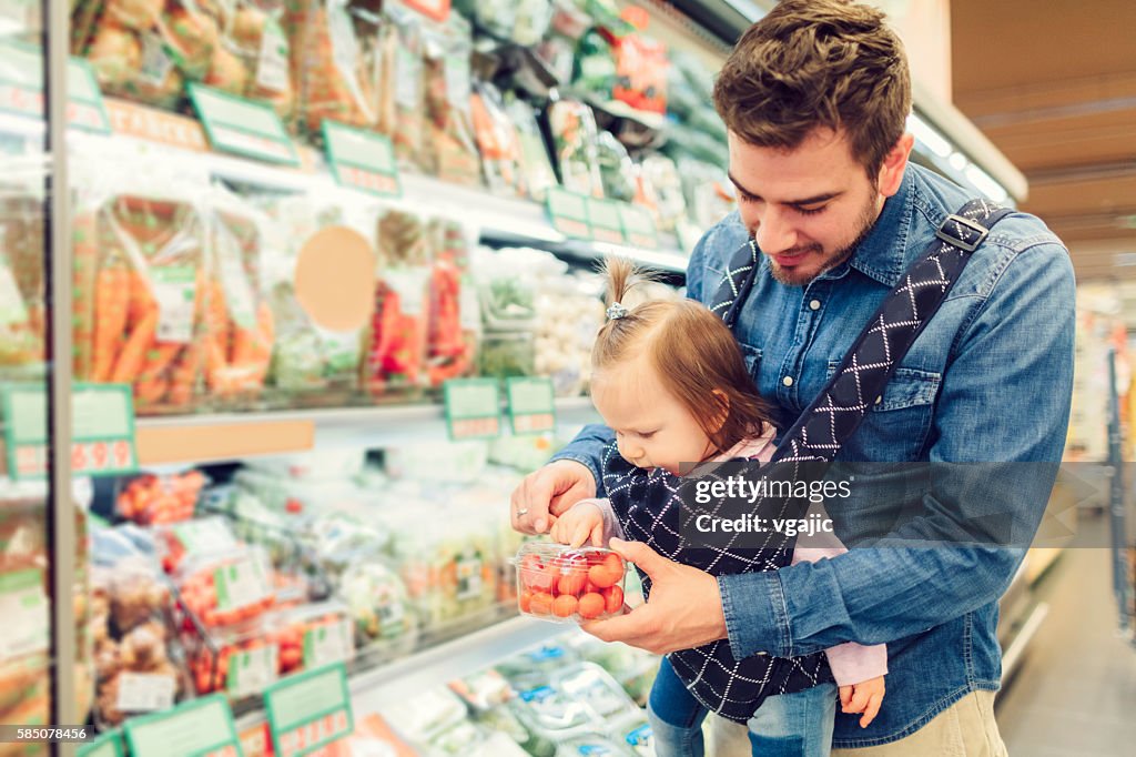 Vater und seine kleine Tochter Lebensmittel-Einkaufsservice.