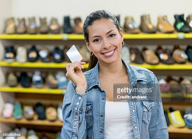 woman at a shoe store holding a business card - loyalty card bildbanksfoton och bilder