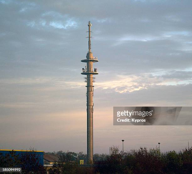 europe, germany, berlin area, view of radio communication tower - medienwelt stockfoto's en -beelden