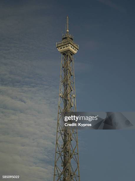 europe, germany, berlin area, view of radio communication tower - medienwelt stockfoto's en -beelden