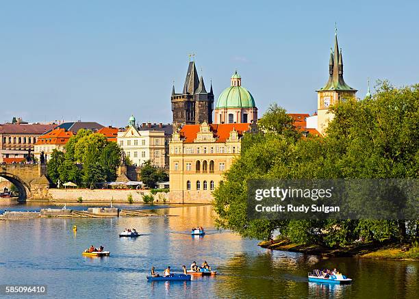 boats on vltava river in prague - río vltava fotografías e imágenes de stock