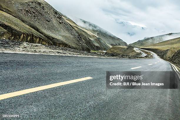 road and mountains in tibet, china - região autónoma do tibete imagens e fotografias de stock