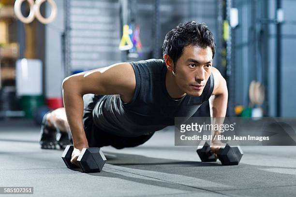 young man practicing gym - musculation des biceps photos et images de collection