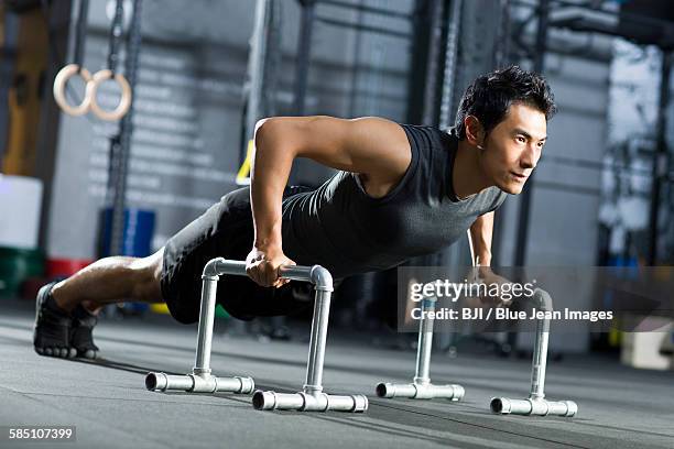 young man practicing gym - musculation des biceps photos et images de collection