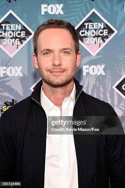 Actor Patrick J. Adams attends Teen Choice Awards 2016 at The Forum on July 31, 2016 in Inglewood, California.