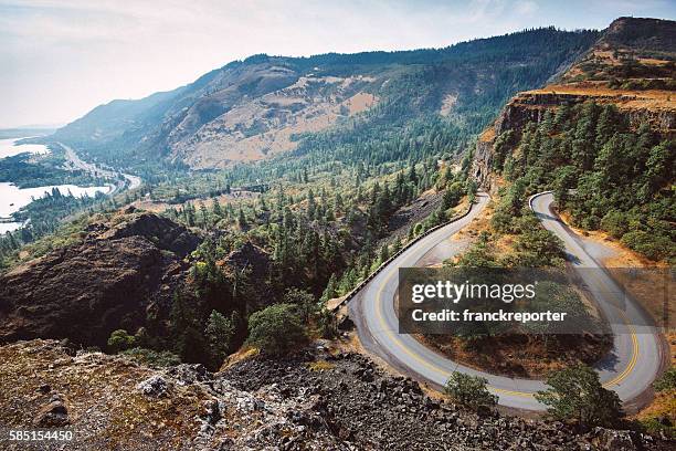 rowena écusson curve road, dans l'oregon - pacific crest trail photos et images de collection