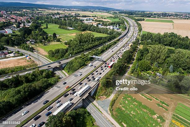 engarrafamento na rodovia alemã a5. vista aérea - autobahn - fotografias e filmes do acervo