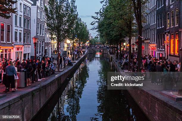 amsterdam's red light district - amsterdam-red-light-district-photos stockfoto's en -beelden