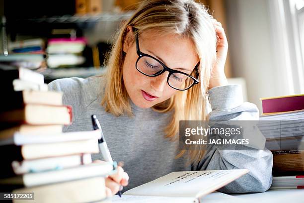 young women studying / working in home office - studeren stockfoto's en -beelden