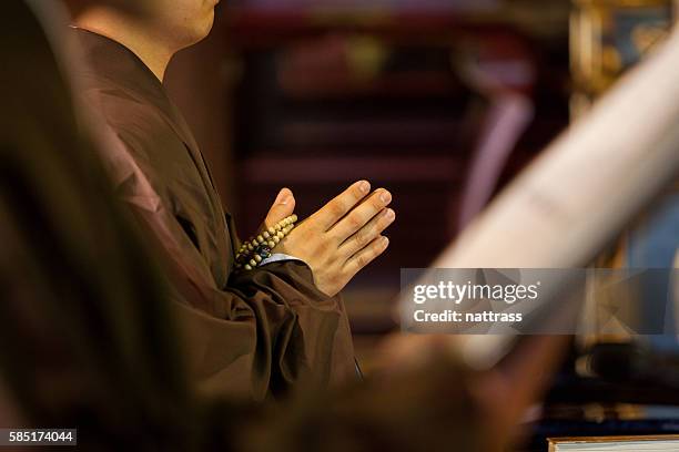 manos de un monje budista rezar - buddhism fotografías e imágenes de stock