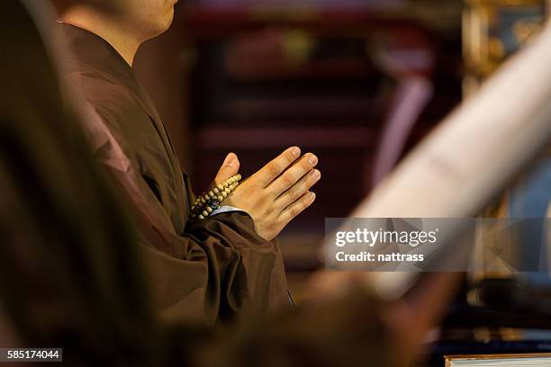 mãos de oração monge budista - rosário objeto religioso - fotografias e filmes do acervo