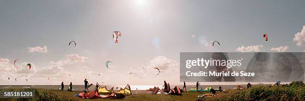 kite-surfer on beach - luftsport stock-fotos und bilder