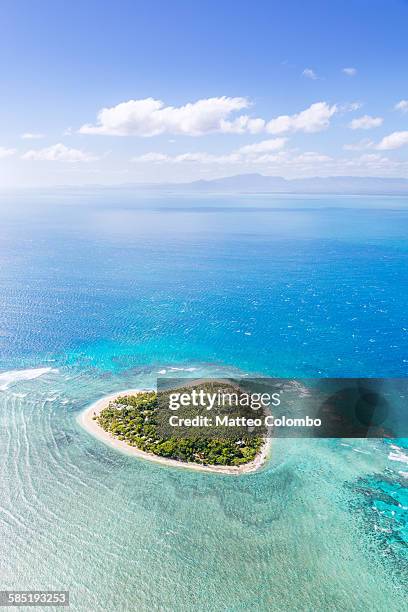 aerial view of heart shaped island tavarua, fiji - exoticism stock-fotos und bilder