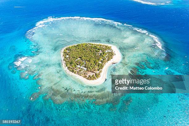 aerial view of heart shaped island tavarua, fiji - fiji stock-fotos und bilder