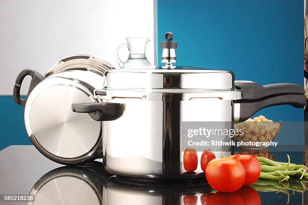 pressure cooker - pressure cooker stock pictures, royalty-free photos & images