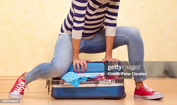 packing for vacation - empaqueter photos et images de collection