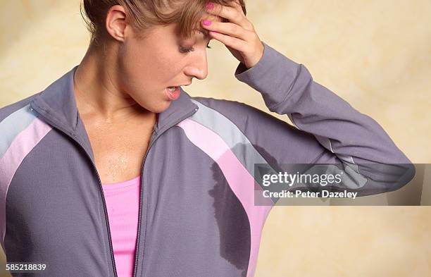 under arm damp patch - suor imagens e fotografias de stock