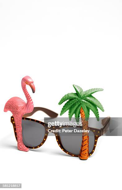 novelty sunglasses close up - novelty item 個照片及圖片檔