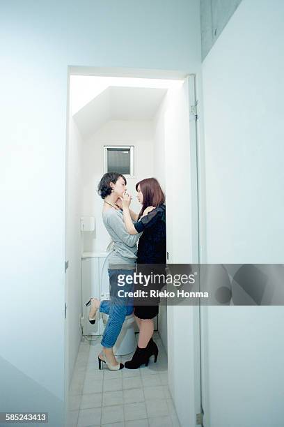 woman hugging androgynous man - トイレ　日本 ストックフォトと画像