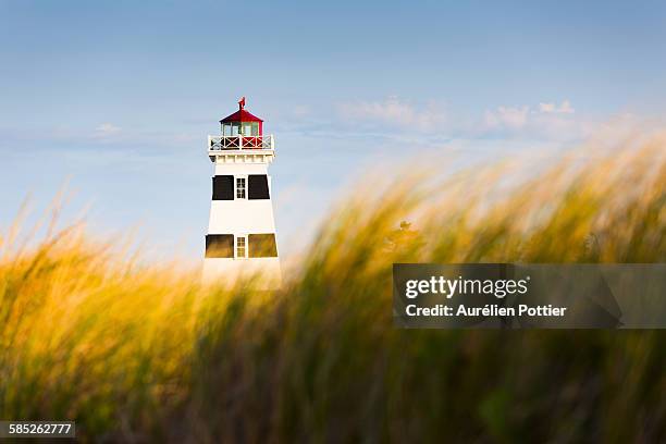 west point lighthouse, pei - provincias marítimas de canadá fotografías e imágenes de stock
