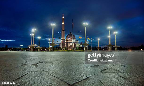 majestic mosque during blue hour - putrajaya imagens e fotografias de stock