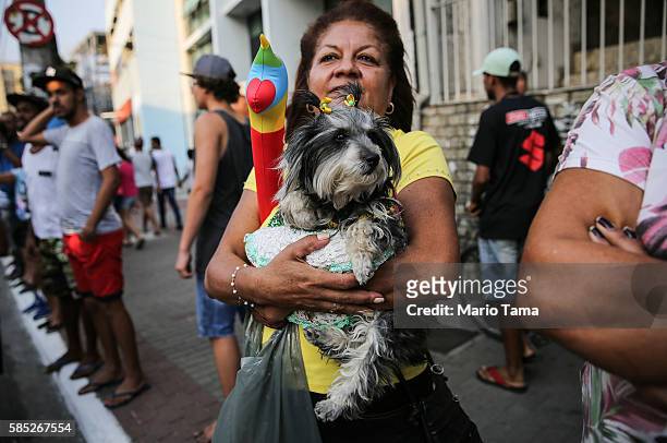 Brazilian fan awaits the arrival of the Olympic torch ahead of the Rio 2016 Olympic Games on August 2, 2016 in Sao Goncalo, Rio de Janeiro state,...