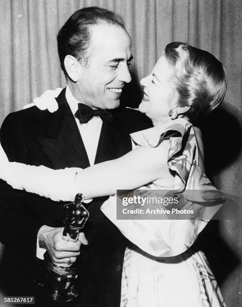 Actor Humphrey Bogart holding his Best Actor Oscar for the film 'The African Queen', with presenter Claire Trevor, at the 24th Academy Awards, Los...