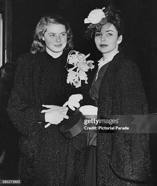 Actresses Ingrid Bergman, winner of the best actress Oscar award for the film 'Gaslight', and Jennifer Jones at the Academy Awards, Hollywood, CA,...