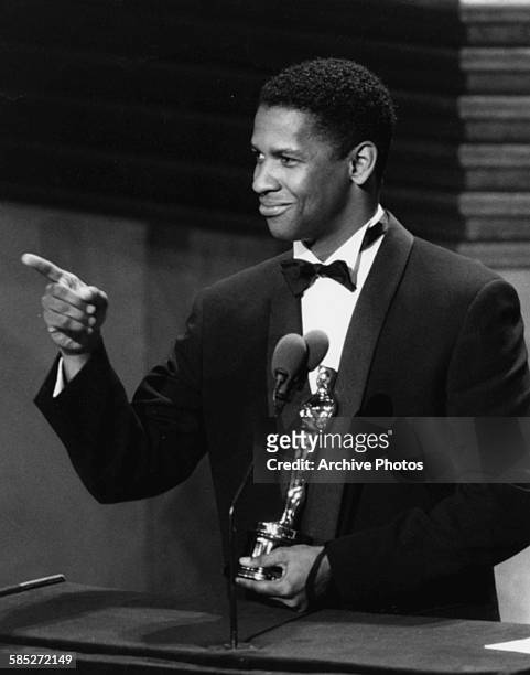Actor Denzel Washington on stage winning his Best Supporting Actor Oscar for the film 'Glory', at the 62nd Academy Awards, Hollywood, CA, March 26th...