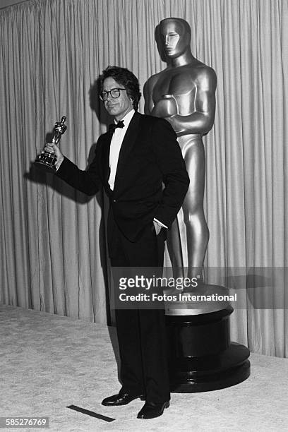 Actor and film maker Warren Beatty holding his Best Director Oscar for the film 'Reds', at the 54th Academy Awards, Los Angeles, March 29th 1982.