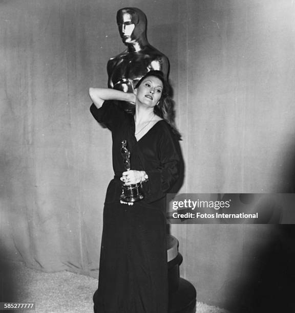 Actress Faye Dunaway holding her Best Actress Oscar for the film 'Network', at the 49th Academy Awards, Los Angeles, March 28th 1977.