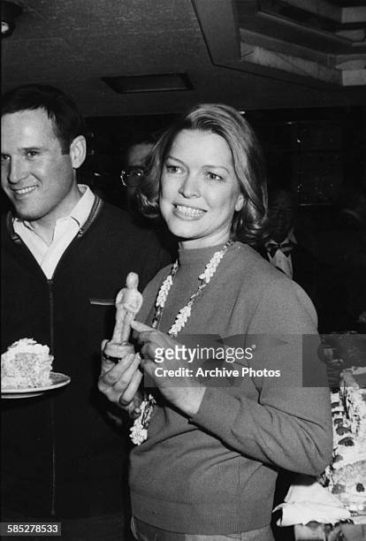 Actress Ellen Burstyn, with co-star Charles Grodin, holding a makeshift Oscar statuette after missing the Academy Award ceremony where she won the...