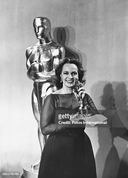 Actress Beatrice Straight holding her Best Supporting Actress Oscar for the film 'Network', at the 49th Academy Awards, Los Angeles, March 28th 1977.