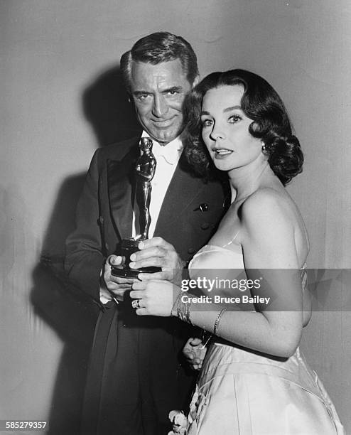 Actress Jean Simmons with the Oscar she accepted on behalf of Alec Guinness, for his role in 'The Bridge on the River Kwai', with presenter Cary...