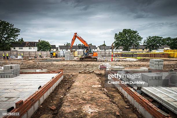 tractor, building materials on construction site - perspectiva en disminución fotografías e imágenes de stock