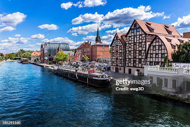 view of brda river in bydgoszcz, poland - bydgoszcz stockfoto's en -beelden