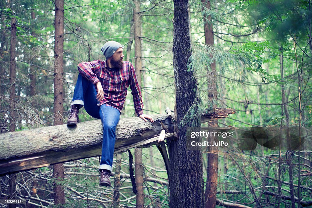 Homme barbu en forêt