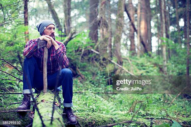 bärtiger mann mit axt - forestry worker stock-fotos und bilder