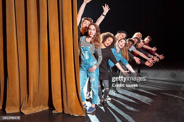 gruppe junger darsteller auf der bühne - schauspieler stock-fotos und bilder