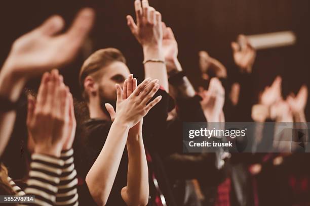 audience applauding in the theater - evento de entretenimento imagens e fotografias de stock