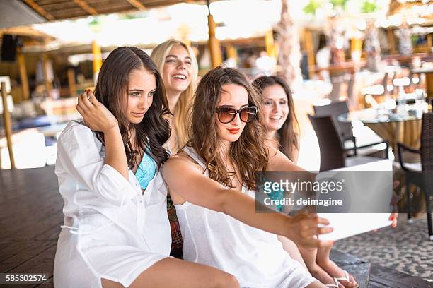 las novias están usando una tableta digital para selfie - islas baleares fotografías e imágenes de stock