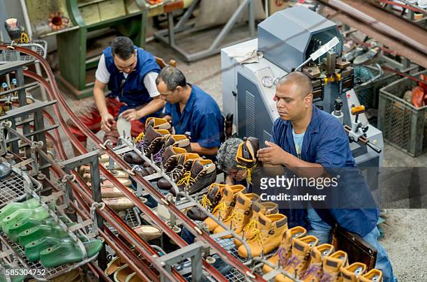 männer arbeiten an einer fabrik  - shoe factory stock-fotos und bilder