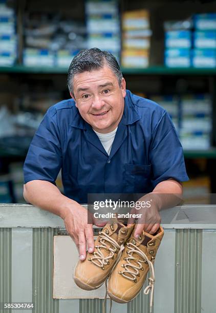 homme travaillant dans une usine de fabrication de chaussures - pair stock photos et images de collection