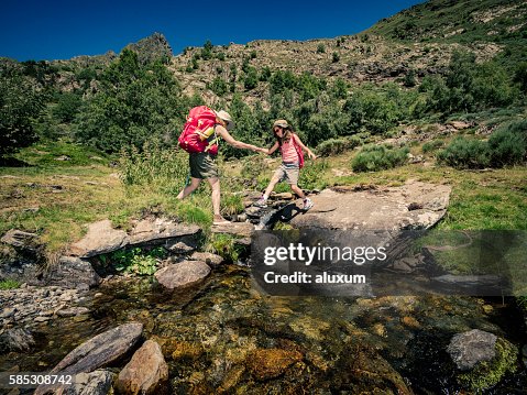 Mujer y niño trekking en las montañas Mujer y niño trekking en las montañas