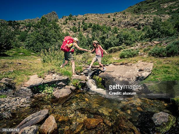 mujer y niño trekking en las montañas - pirineos fotografías e imágenes de stock